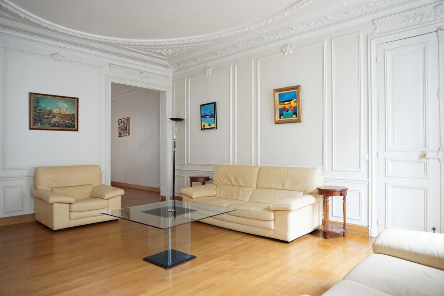 Avenue D'iena - 16 *